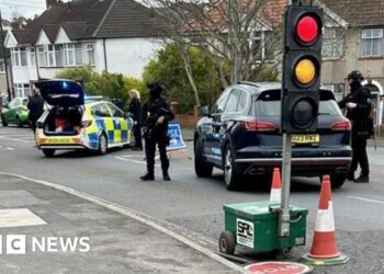 Hunt for gunman who fled on e-bike after Bristol shooting