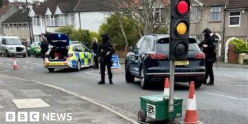 Hunt for gunman who fled on e-bike after Bristol shooting
