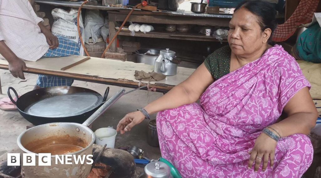 Indian migrant workers hit by cooking gas cylinder shortages leave cities
