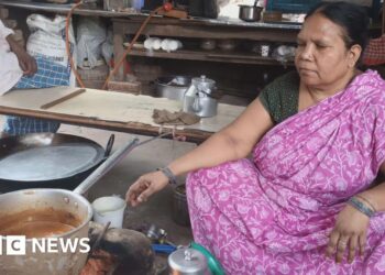 Indian migrant workers hit by cooking gas cylinder shortages leave cities