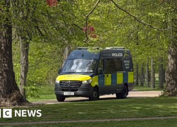 Kensington Gardens shut as police 'assess items'