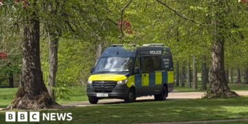 Kensington Gardens shut as police 'assess items'
