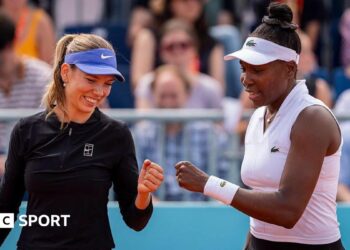 Katie Boulter and Venus Williams fist bump