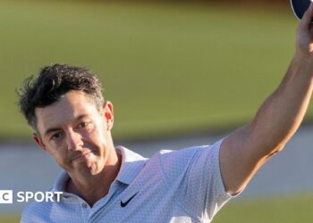 Rory McIlroy waves his cap to the Masters crowd