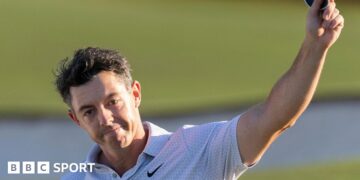 Rory McIlroy waves his cap to the Masters crowd