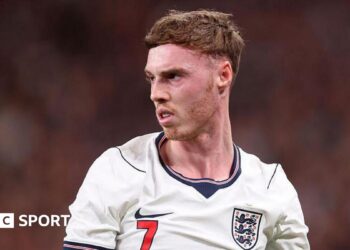 Bulging around the shoulder visible on Cole Palmer's England shirt