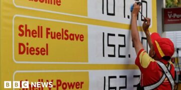 Oil price fluctuates ahead of Trump's Iran deal deadline