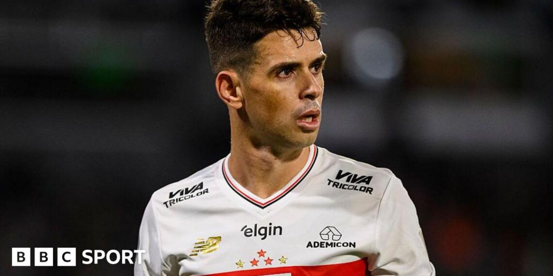 Oscar playing in a Copa Libertadores match for Sao Paulo at Talleres in 2025