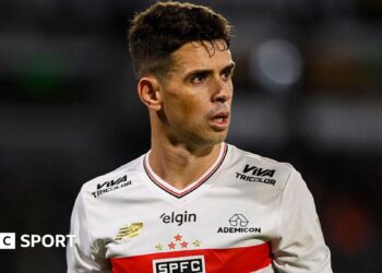 Oscar playing in a Copa Libertadores match for Sao Paulo at Talleres in 2025