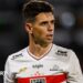 Oscar playing in a Copa Libertadores match for Sao Paulo at Talleres in 2025