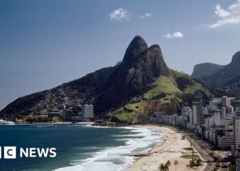 Police gunfight with favela gang traps 200 tourists on hilltop