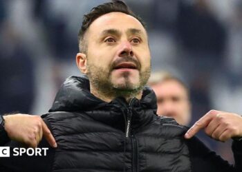 Roberto de Zerbi points to his chest