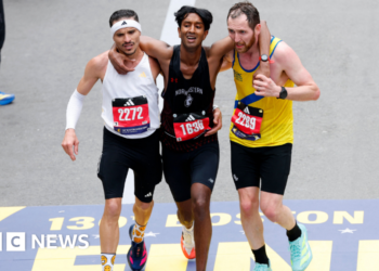 Runners help exhausted man finish Boston Marathon
