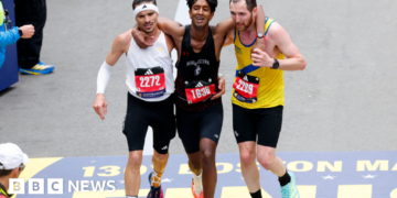 Runners help exhausted man finish Boston Marathon