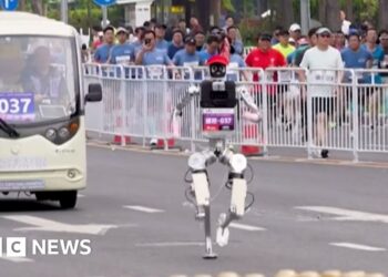Runners v robots at China half marathon