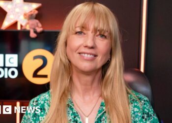 Sara Cox replaces Scott Mills on Radio 2 breakfast show