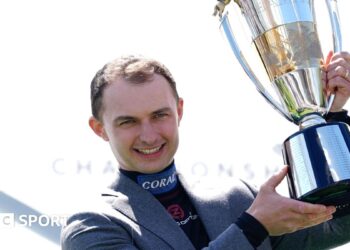 Sean Bowen with trophy at Sandown Park
