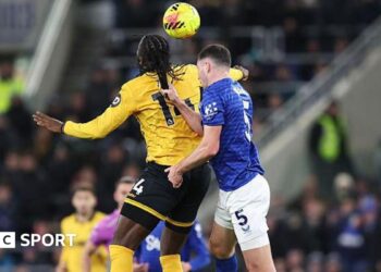 Everton's Michael Keane pulls the hair of Wolves' Tolu Arokodare