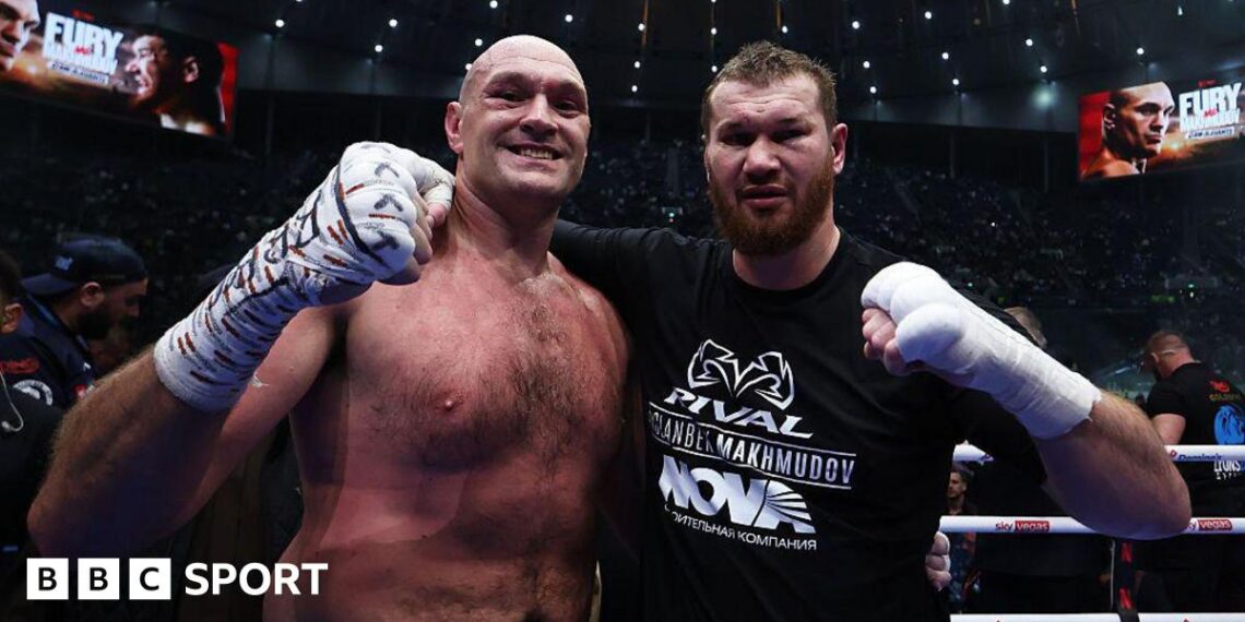 Tyson Fury and Arslanbek Makhmudov pose for photos in the ring