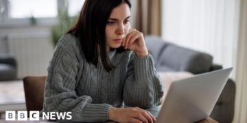 UK unemployment rate sees surprise fall to 4.9%