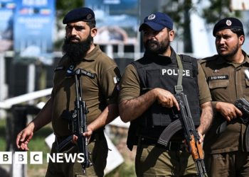 US and Iran locked in blockade standoff as Pakistan pushes for talks