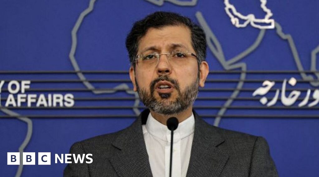 US must choose 'between war and ceasefire', Iranian minister tells BBC