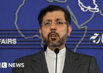 US must choose 'between war and ceasefire', Iranian minister tells BBC
