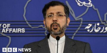 US must choose 'between war and ceasefire', Iranian minister tells BBC