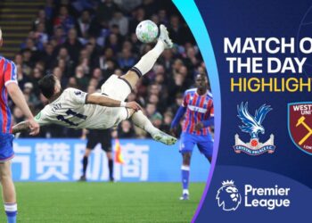 Taty Catellanos attempts an overhead kick