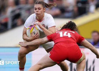 Helena Rowland carries the ball