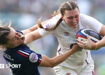 England full-back Emma Sing hands off France's Joanna Grisez