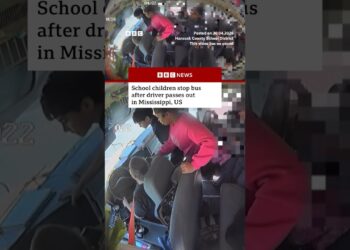 School children stop bus after driver passes out. #Mississippi #US #BBCNews
