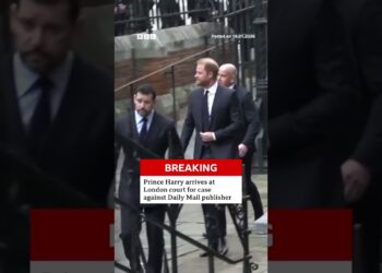 Prince Harry arrives at London court for case against Daily Mail publisher. #PrinceHarry #BBCNews