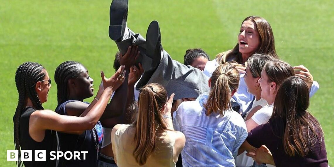 Alexia Putellas takes on Arsenal players
