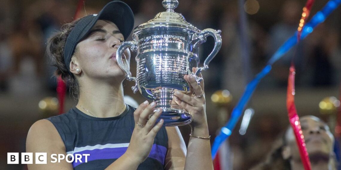 Bianca Andreescu kisses the US Open surrounded by confetti