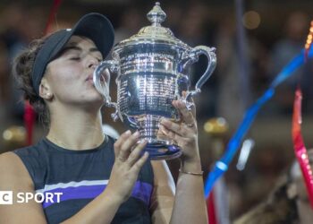 Bianca Andreescu kisses the US Open surrounded by confetti