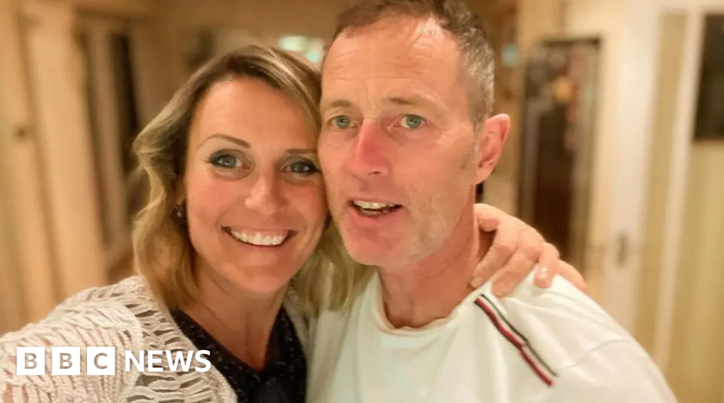 Contact with British couple held in Iran cut off, family says