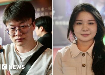 Crowds cheer China's new snooker star on return from championship win
