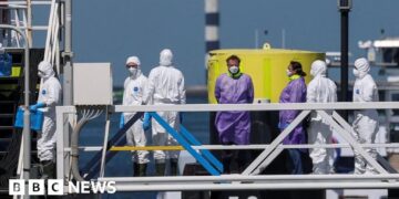 Cruise ship hit by hantavirus outbreak docks in Rotterdam