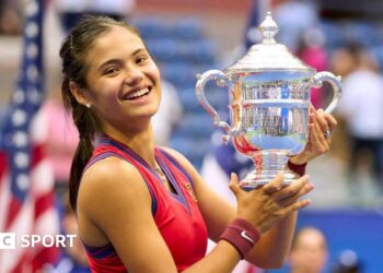 Emma Raducanu with the US Open trophy after her 2021 victory