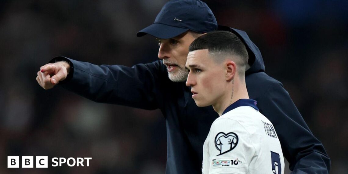 Thomas Tuchel pointing while stood next to Phil Foden.