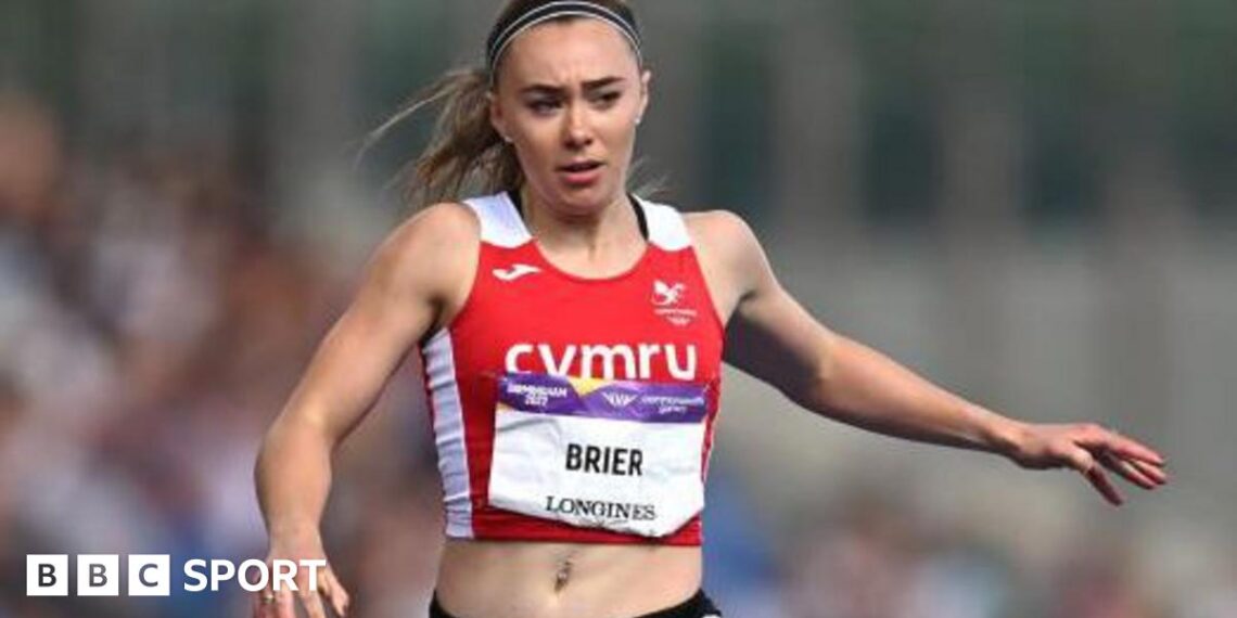 Hannah Brier runs in a red Cymru vest at the Commonwealth Games in Birmingham in 2022.