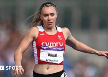 Hannah Brier runs in a red Cymru vest at the Commonwealth Games in Birmingham in 2022.