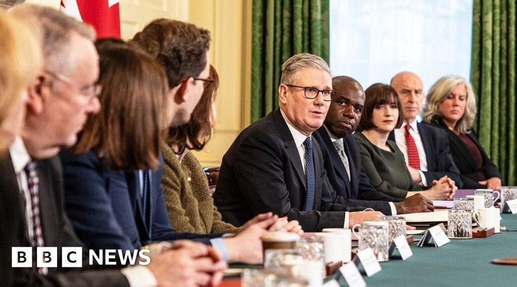 How could Labour MPs force a leadership contest and how would it work?