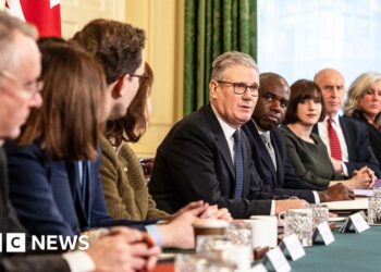How could Labour MPs force a leadership contest and how would it work?