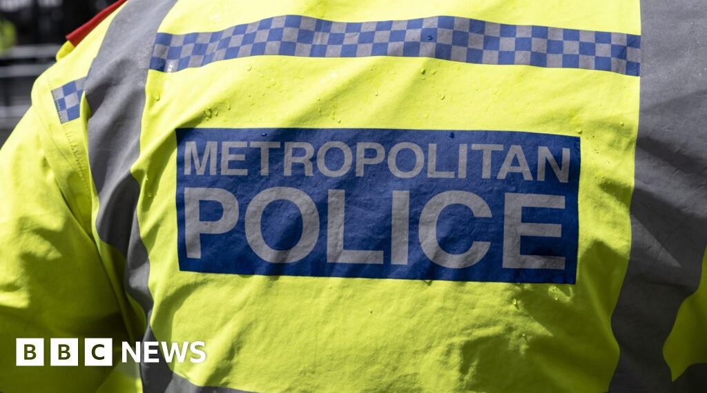 Met Police officers photographed body on own phones