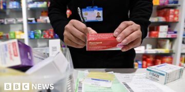 More pharmacies in England to prescribe medication from autumn