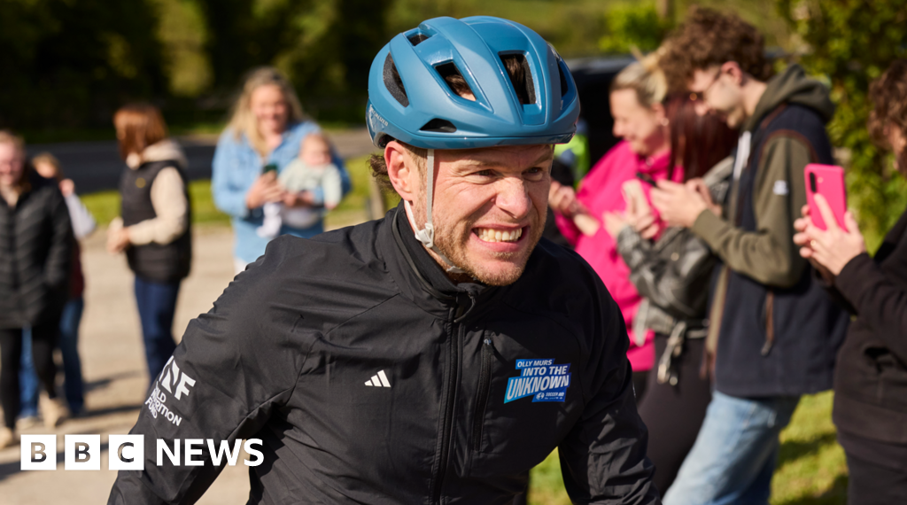 Olly Murs cheered on in charity challenge
