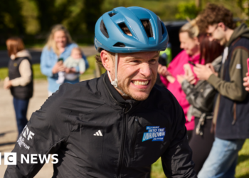Olly Murs cheered on in charity challenge