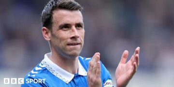 Seamus Coleman claps